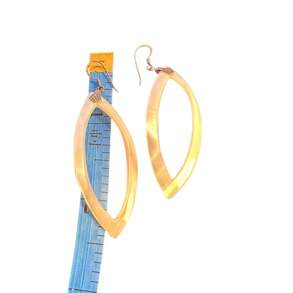 Carved mother of pearl shell earrings marked 925 - Picture 8 of 11